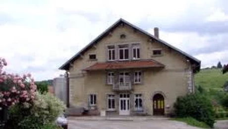 Ancienne ferme traditionnelle du Doubs à Indevillers, bâtiment historique de la fromagerie