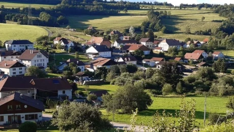 Vue du village d’Indevillers dans le Doubs, environnement rural de la fromagerie