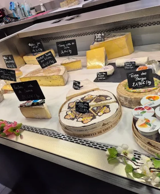 Vitrine de fromages artisanaux à la Fromagerie Indevillers-Glère, large sélection de produits du terroir