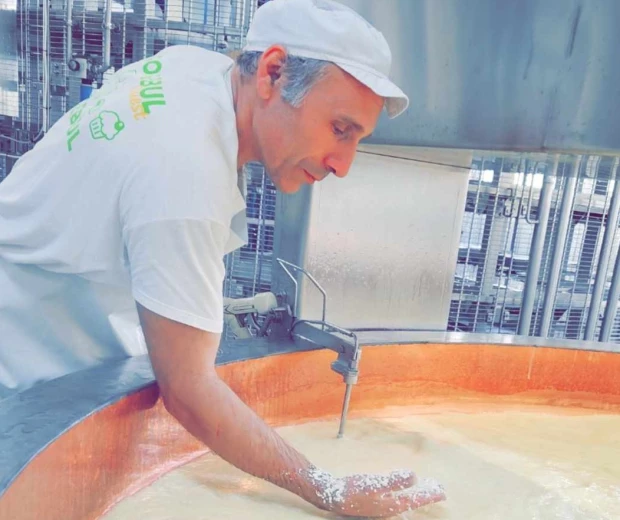 Préparation du fromage et travail du caillé à la Fromagerie Indevillers-Glère pour garantir qualité et goût authentique